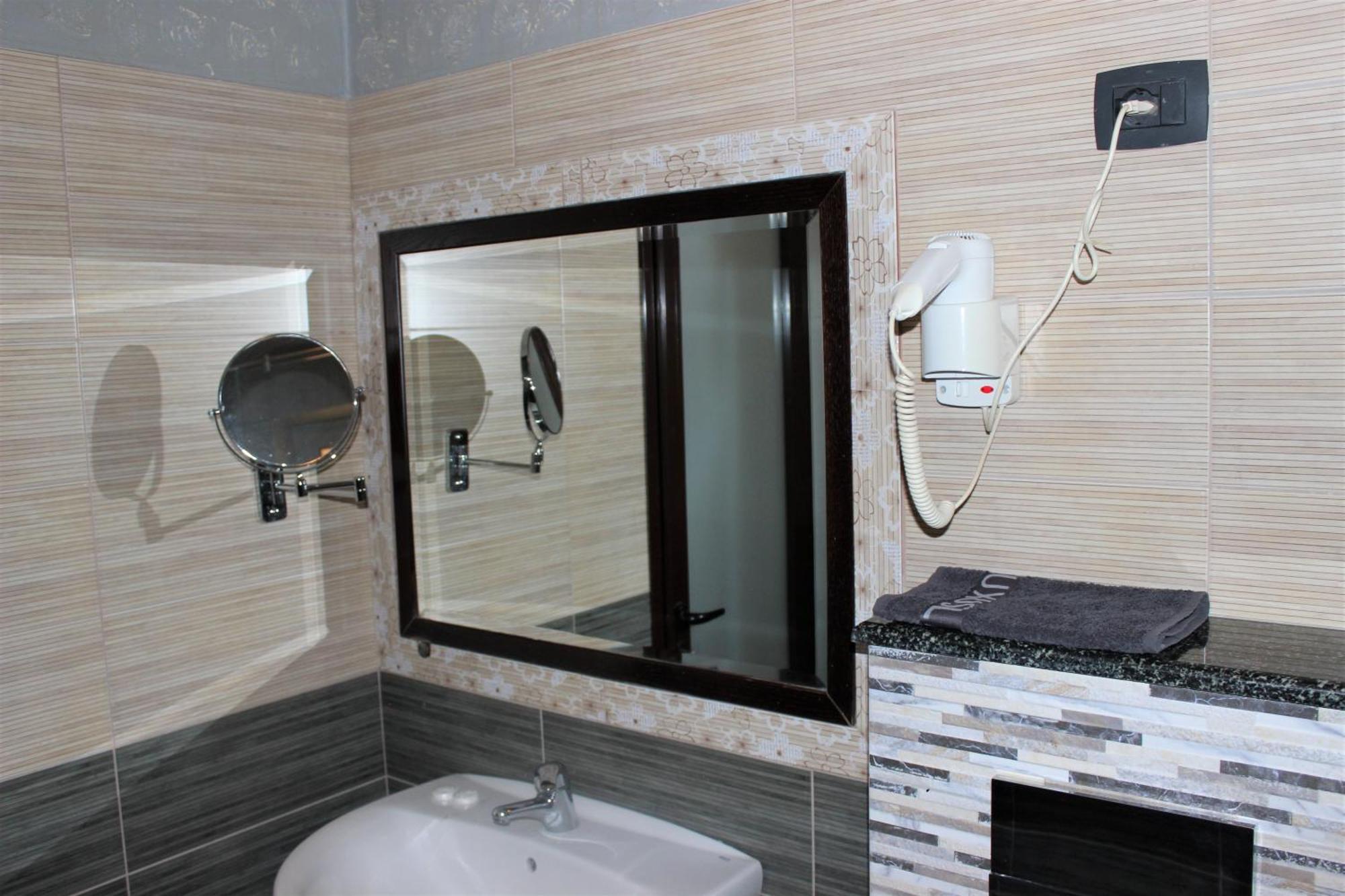 Luander Hotel Tirana Quarto foto
